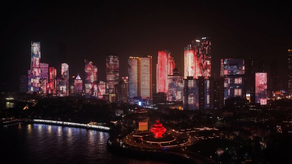 锅牛配资 国庆假期，浮山湾“大美中国”主题灯光秀全新点亮