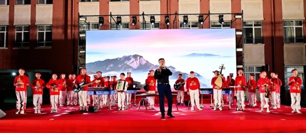 鑫策略 青岛桦川路小学“庆国庆 迎中秋”主题晚会圆满落幕