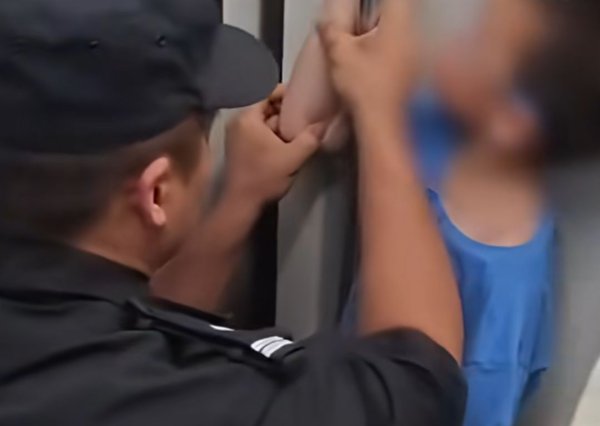 鼎冠策略 地铁上男孩贪玩儿手臂被卡，哇哇大哭，民警1分钟解救！这些地方常有人中招！